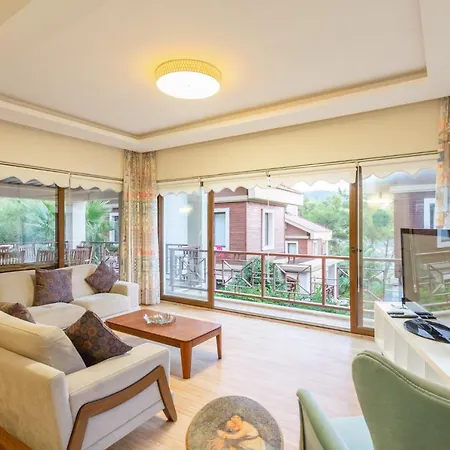 Villa Ela Goecek 교젝